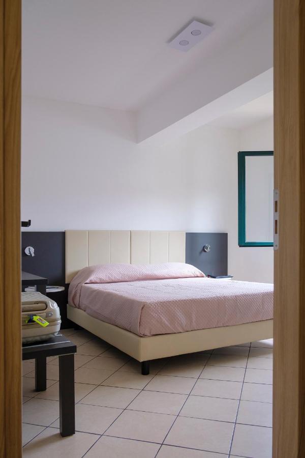 Magico Apartments - 450M Dalla Spiaggia Capo dʼOrlando Buitenkant foto