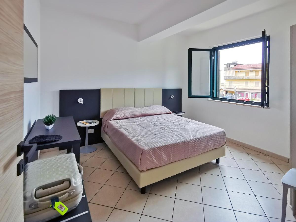 Magico Apartments - 450M Dalla Spiaggia Capo dʼOrlando Buitenkant foto