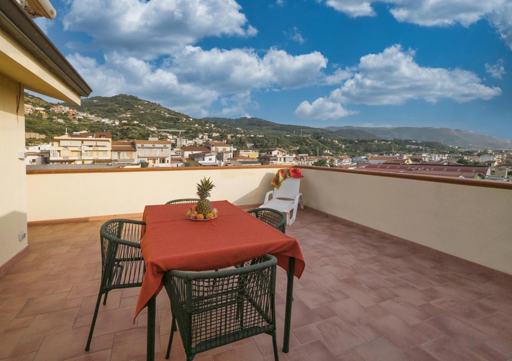 Magico Apartments - 450M Dalla Spiaggia Capo dʼOrlando Buitenkant foto