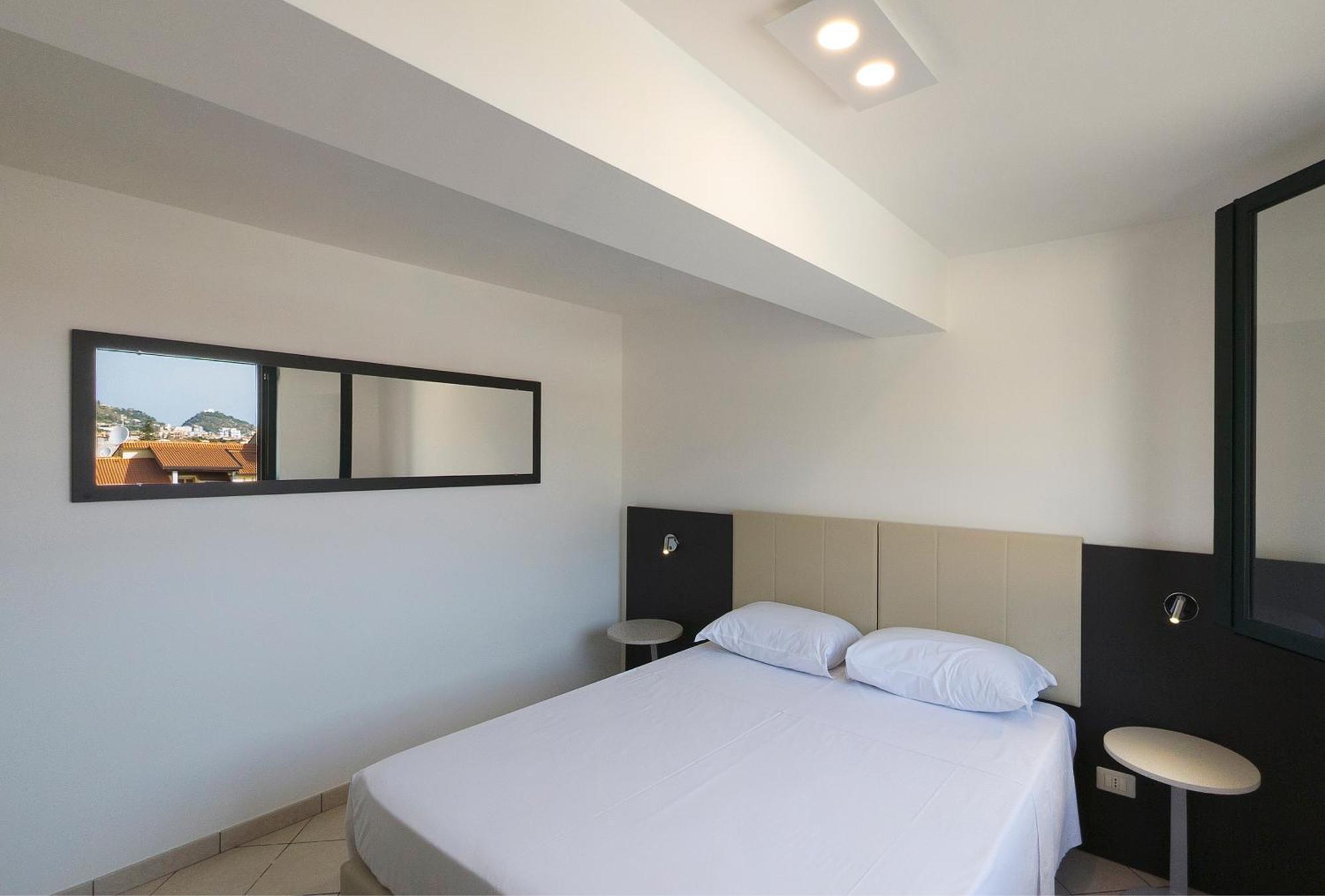 Magico Apartments - 450M Dalla Spiaggia Capo dʼOrlando Buitenkant foto