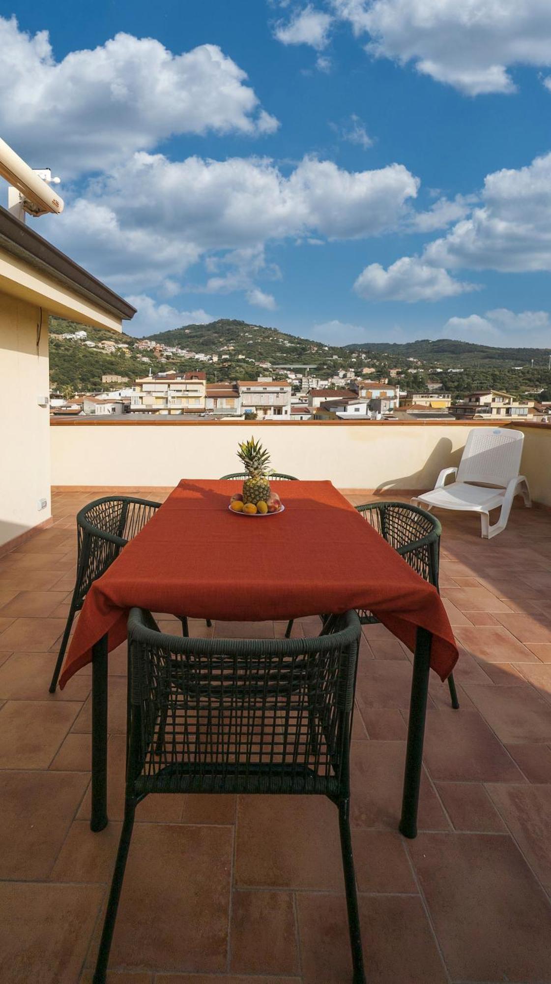Magico Apartments - 450M Dalla Spiaggia Capo dʼOrlando Buitenkant foto