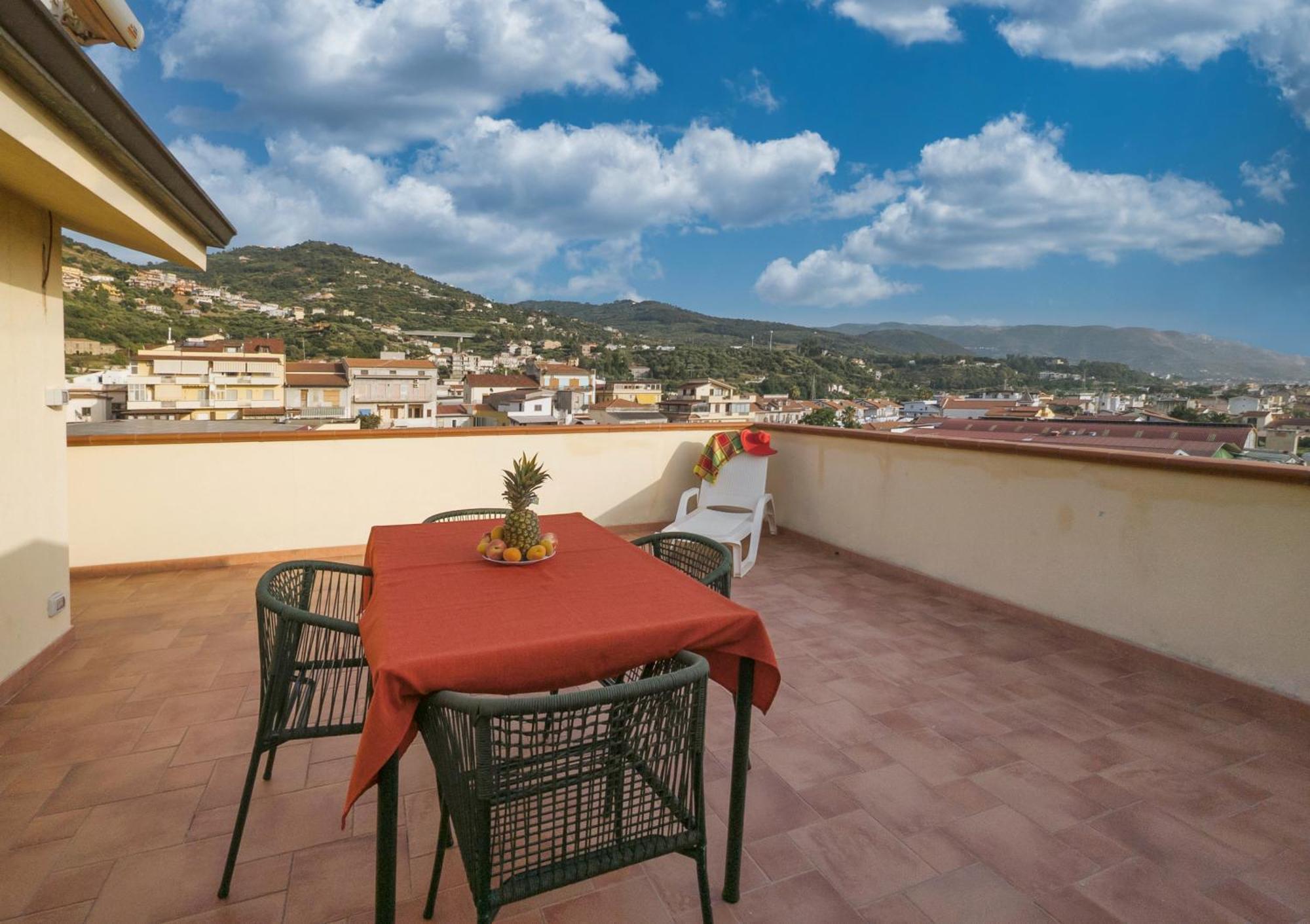 Magico Apartments - 450M Dalla Spiaggia Capo dʼOrlando Buitenkant foto