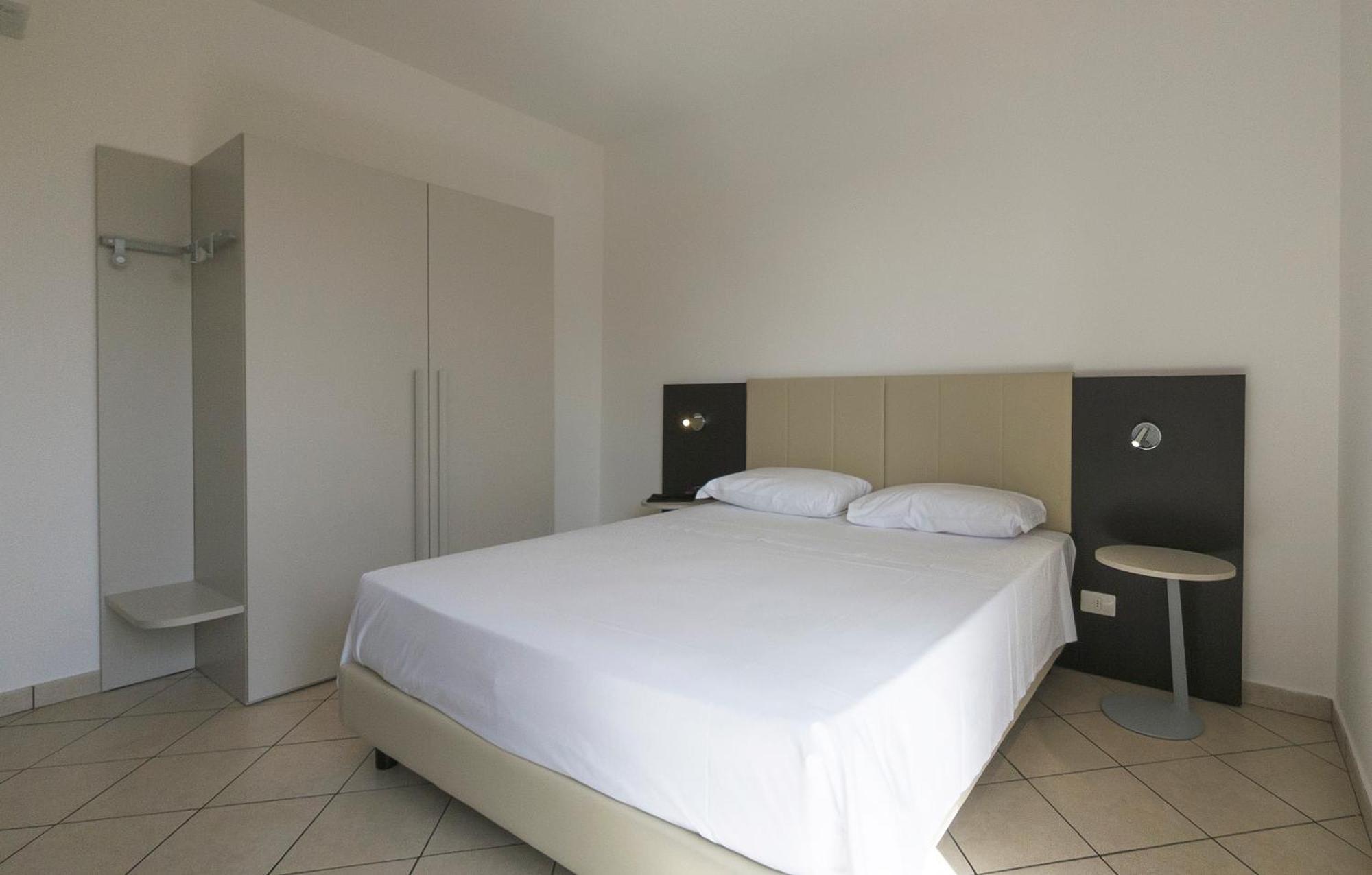 Magico Apartments - 450M Dalla Spiaggia Capo dʼOrlando Buitenkant foto