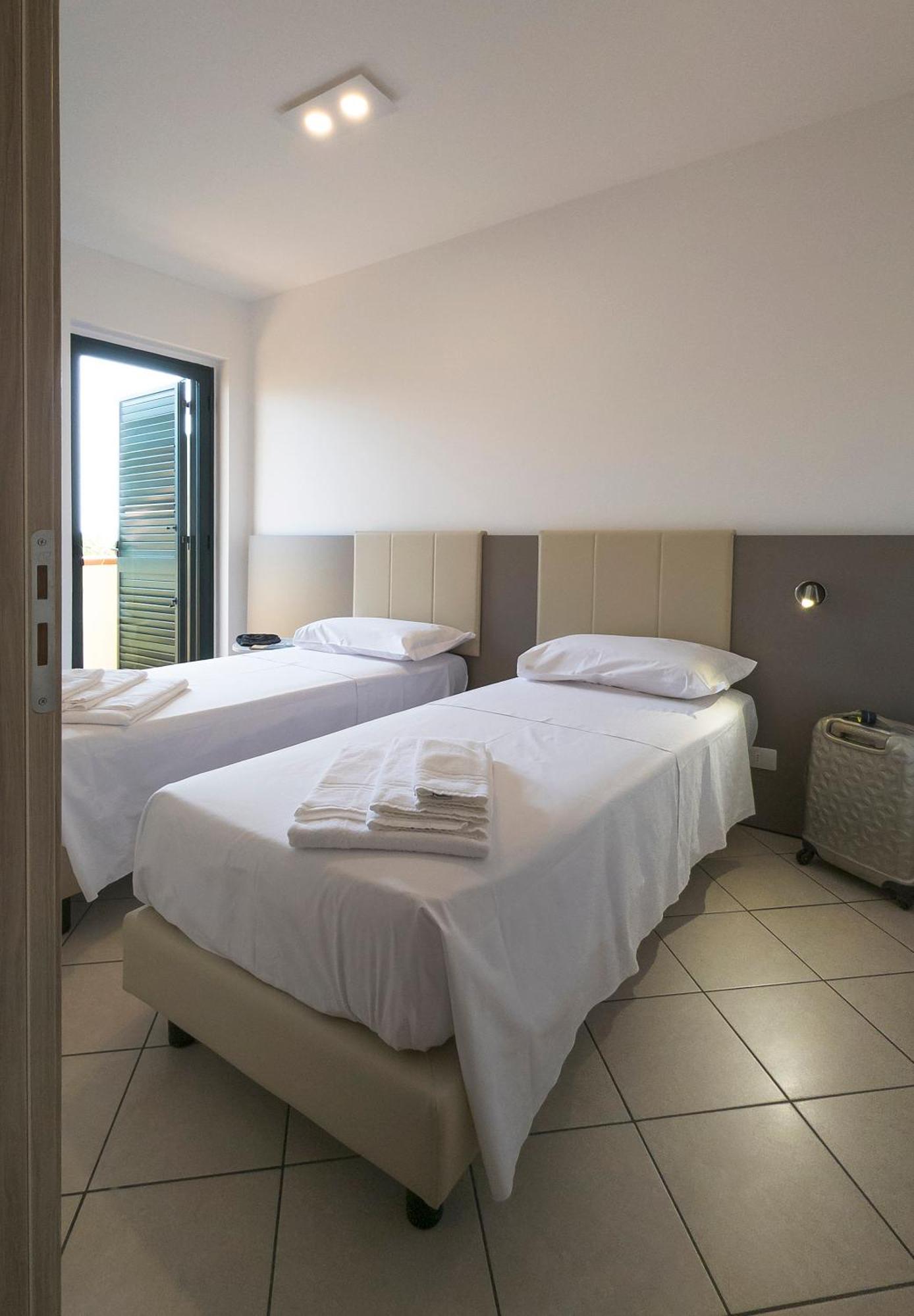 Magico Apartments - 450M Dalla Spiaggia Capo dʼOrlando Buitenkant foto