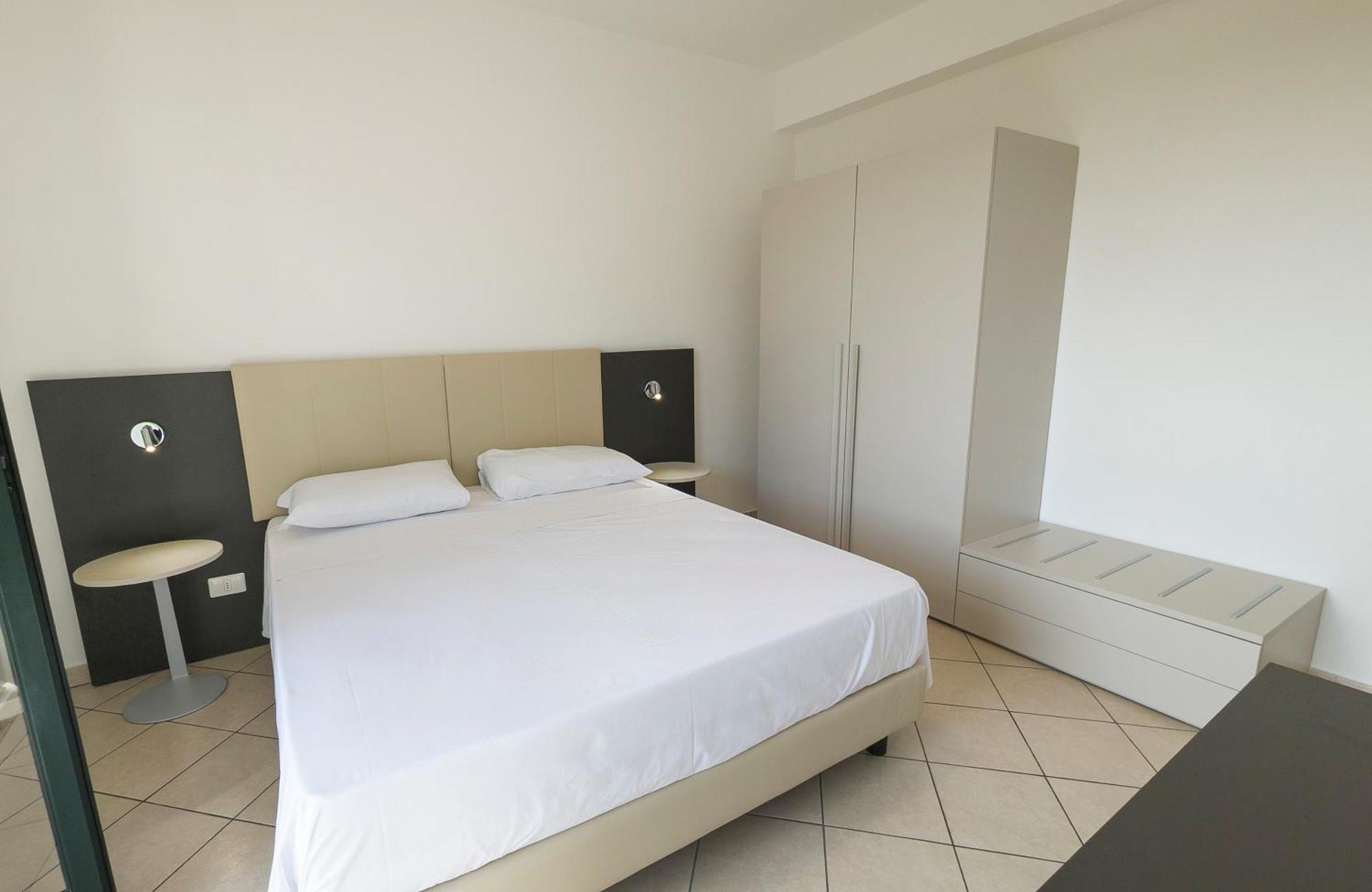 Magico Apartments - 450M Dalla Spiaggia Capo dʼOrlando Buitenkant foto