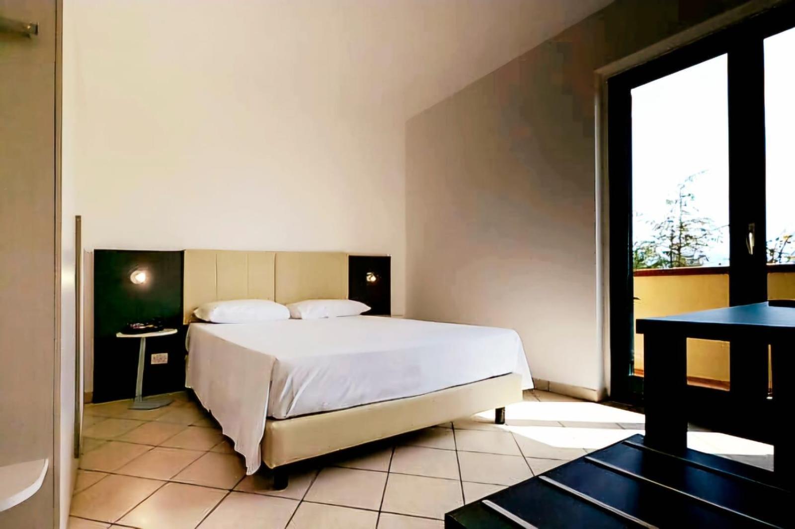 Magico Apartments - 450M Dalla Spiaggia Capo dʼOrlando Buitenkant foto