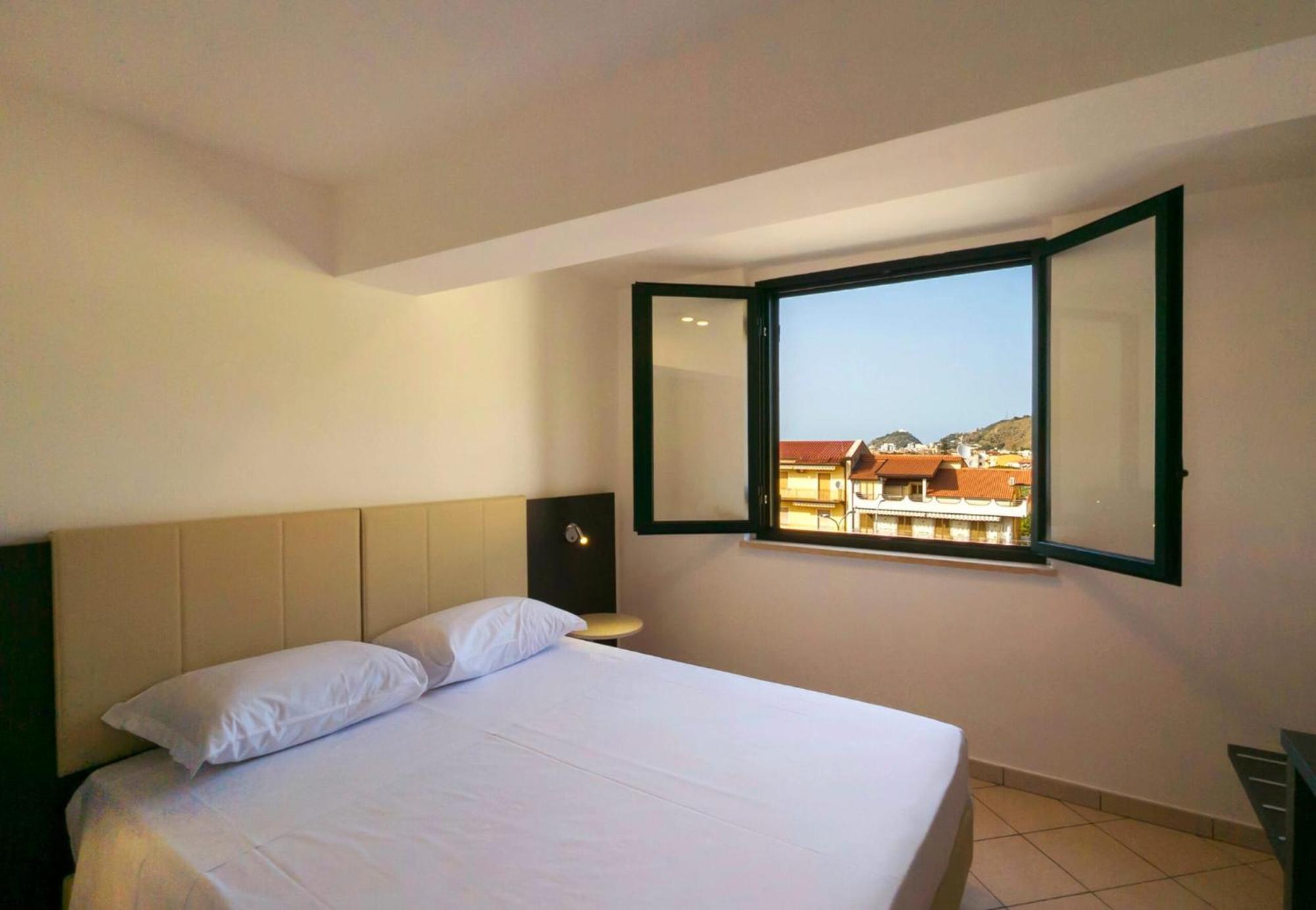 Magico Apartments - 450M Dalla Spiaggia Capo dʼOrlando Buitenkant foto