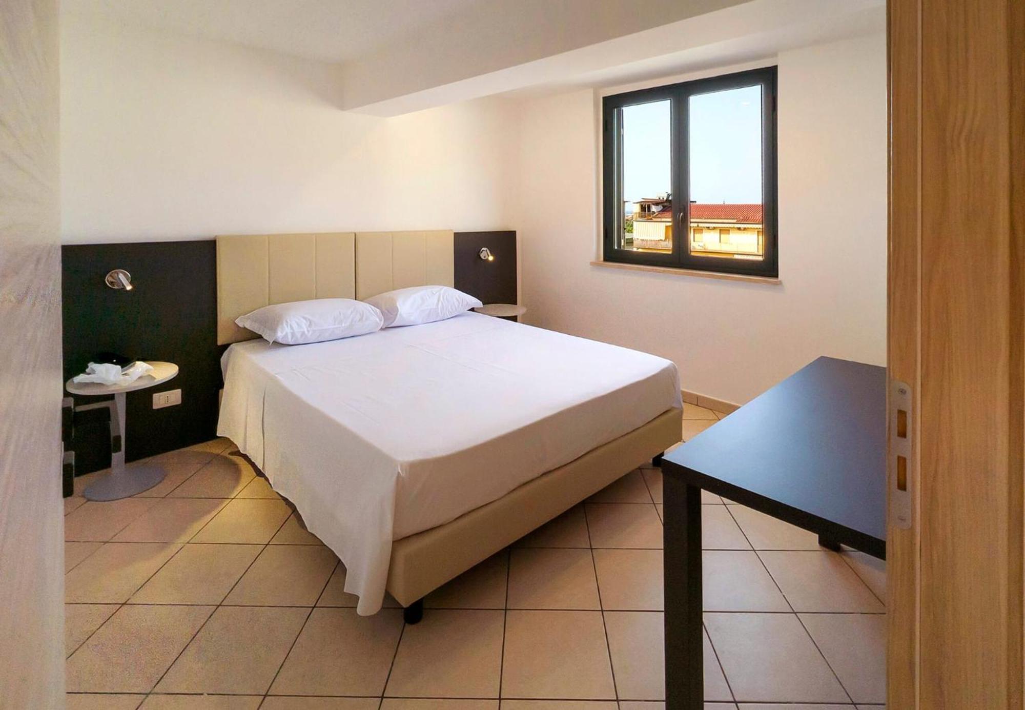 Magico Apartments - 450M Dalla Spiaggia Capo dʼOrlando Buitenkant foto