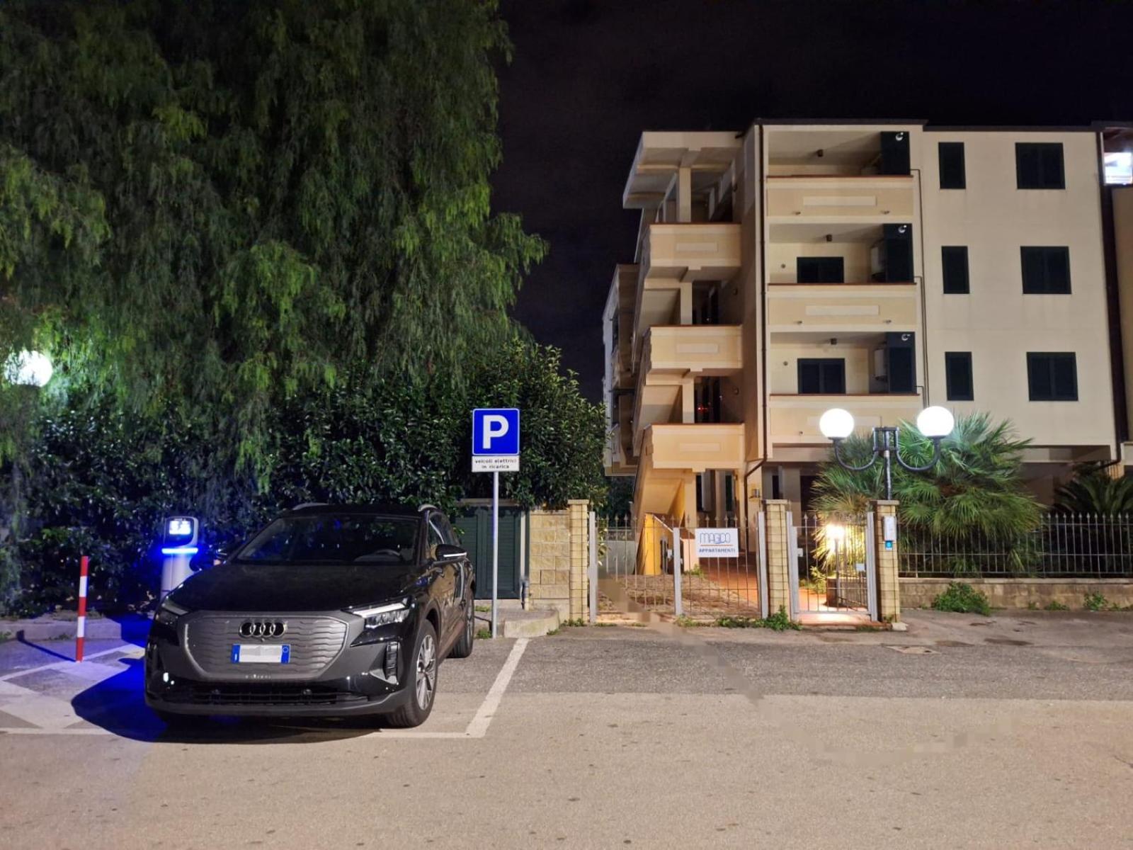 Magico Apartments - 450M Dalla Spiaggia Capo dʼOrlando Buitenkant foto